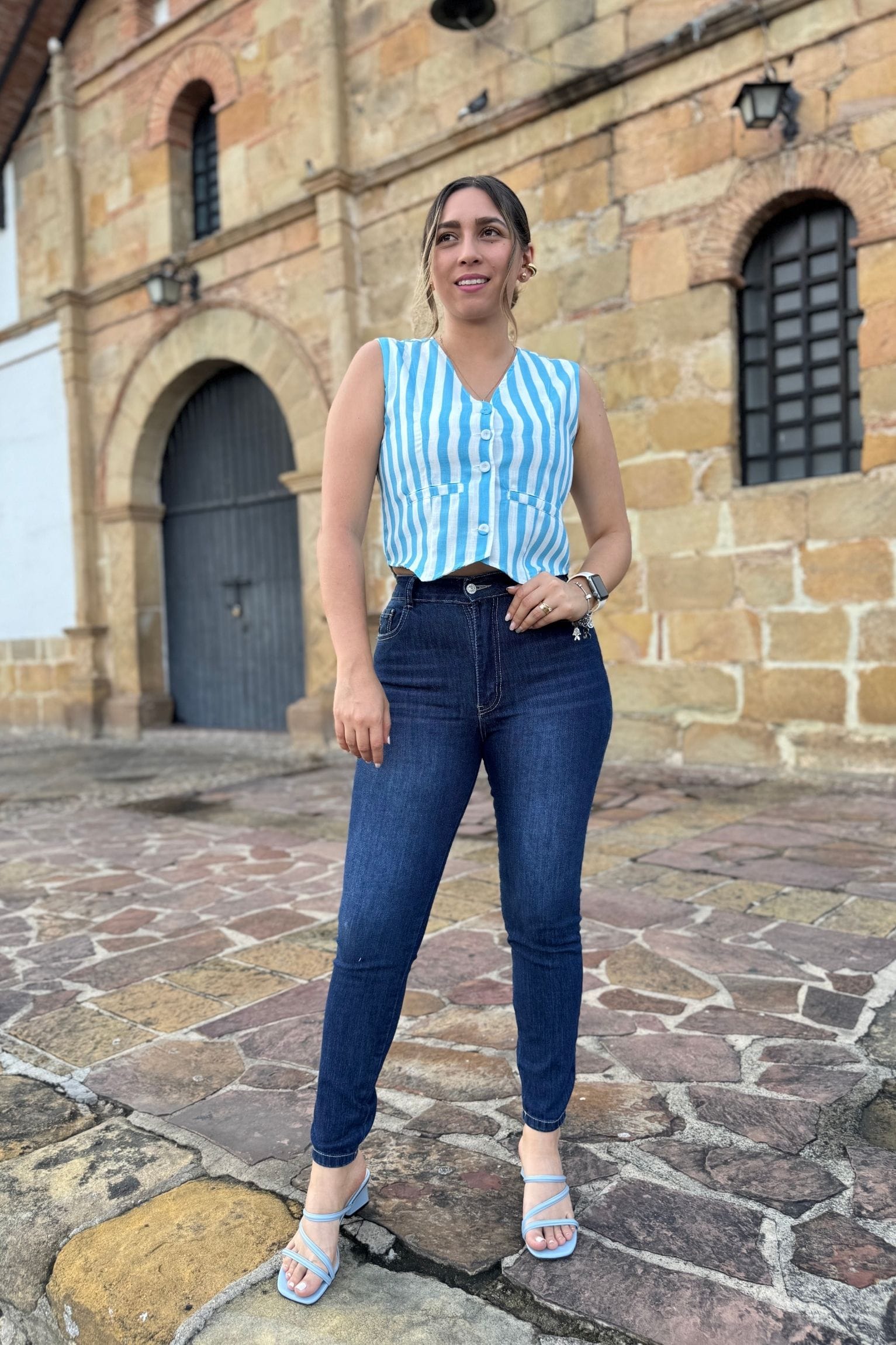 Chaleco Versalles lineas celeste