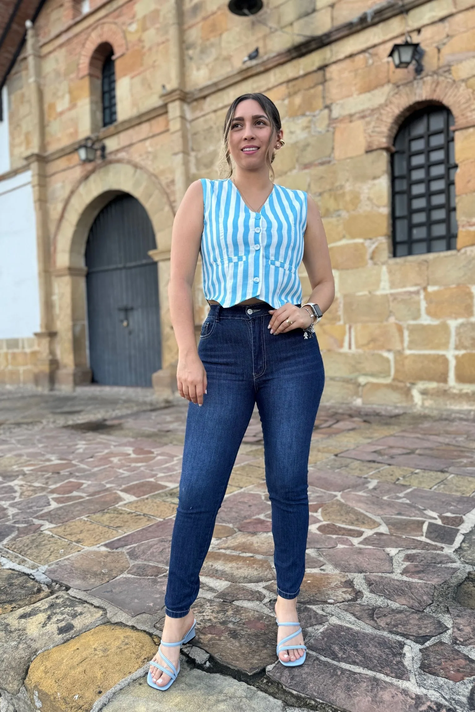 Chaleco Versalles lineas celeste