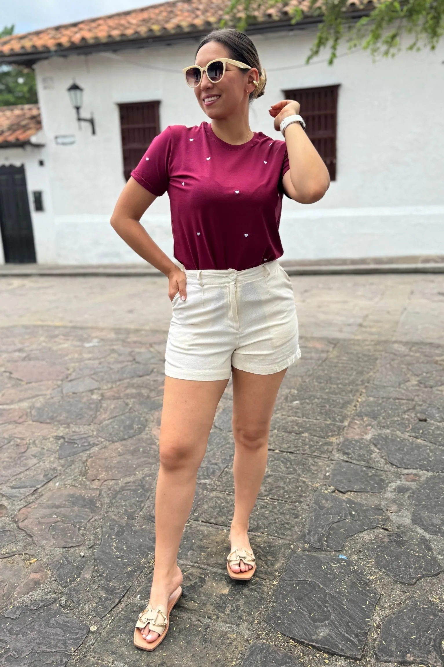 Camiseta vinotinto corazón blanco