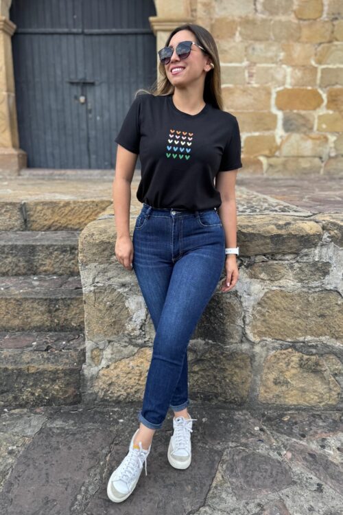 Camisera Negra corazon colores