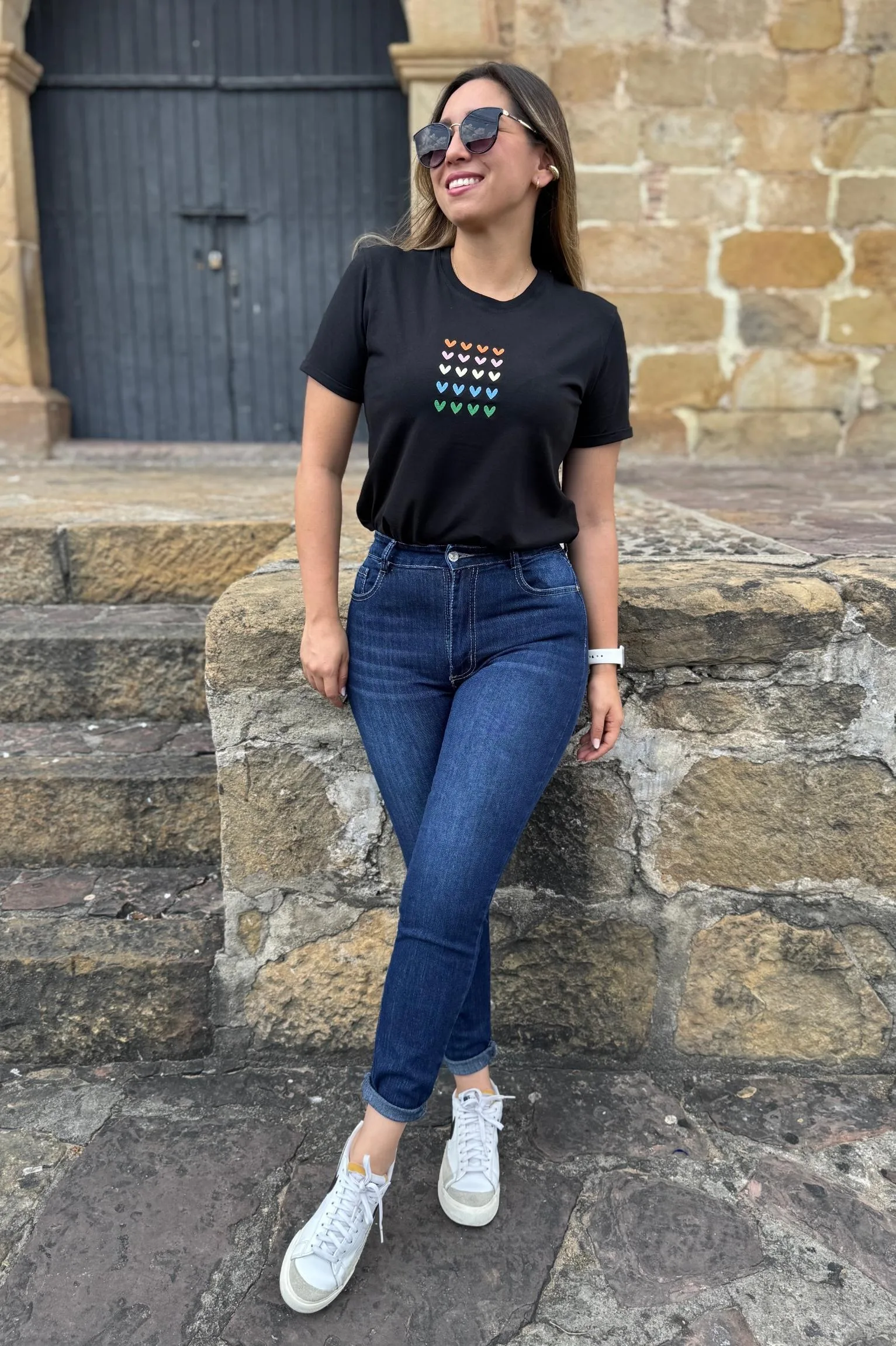 Camisera Negra corazon colores