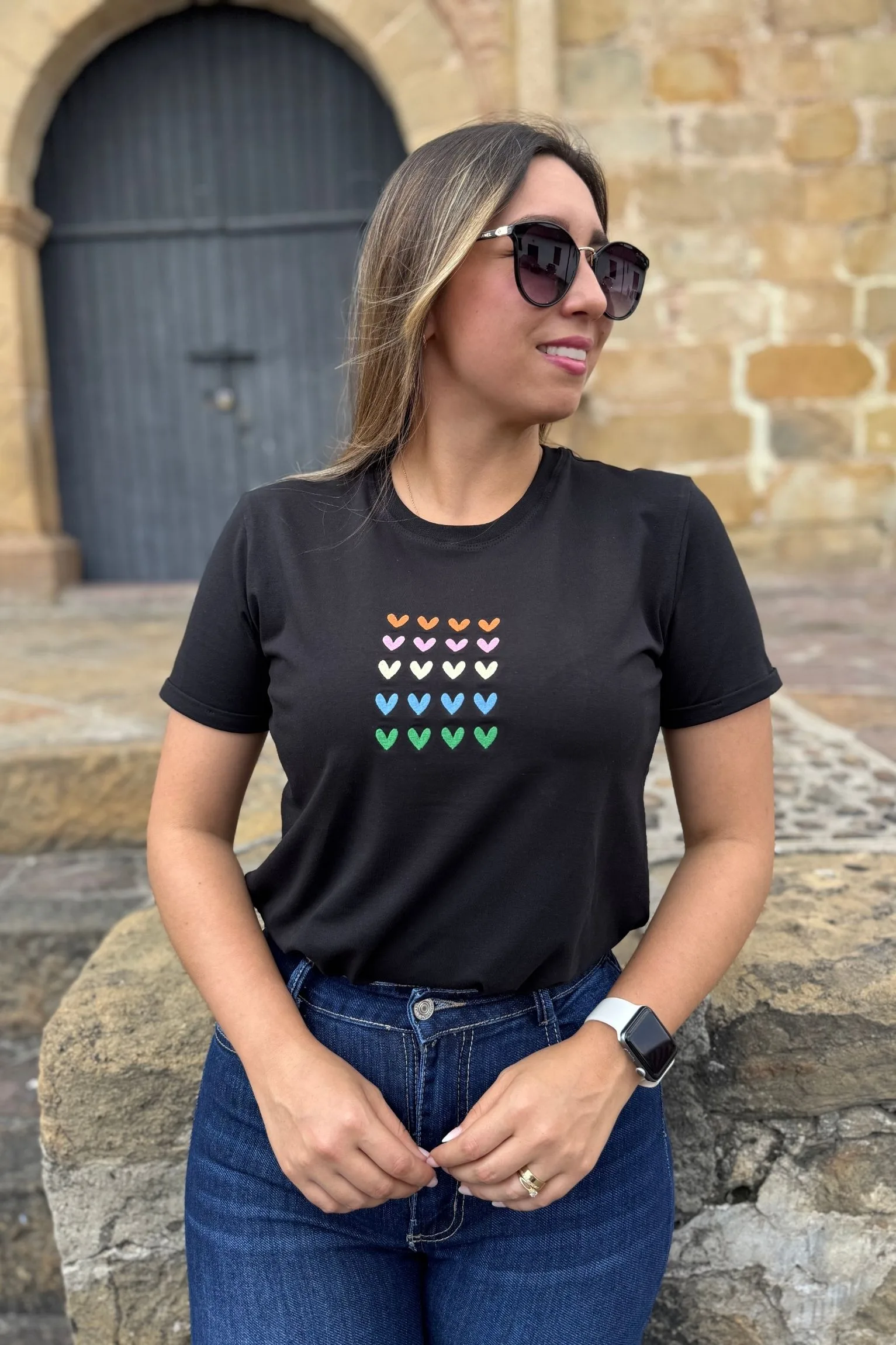 Camisera Negra corazon colores - Image 2